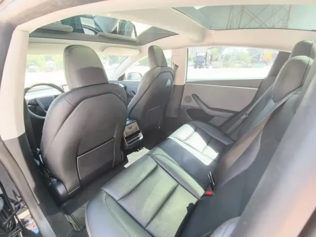 Tesla Model 3 — Фото автомобиля 7