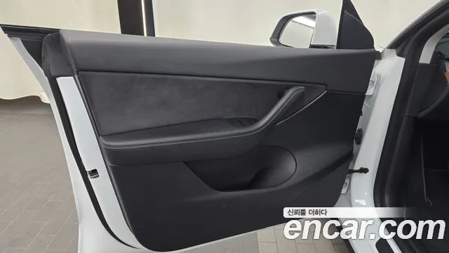Tesla Model Y — Фото автомобиля 19