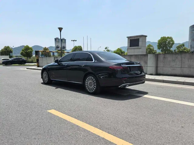 Mercedes-Benz E-Class — Фото автомобиля 3