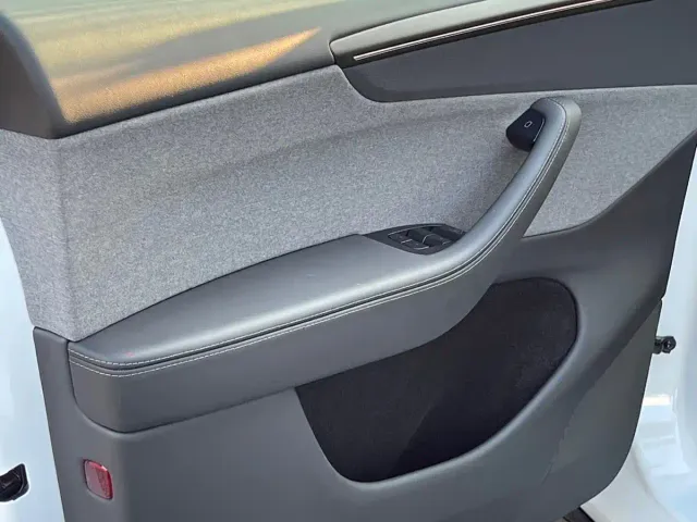 Tesla Model Y — Фото автомобиля 14