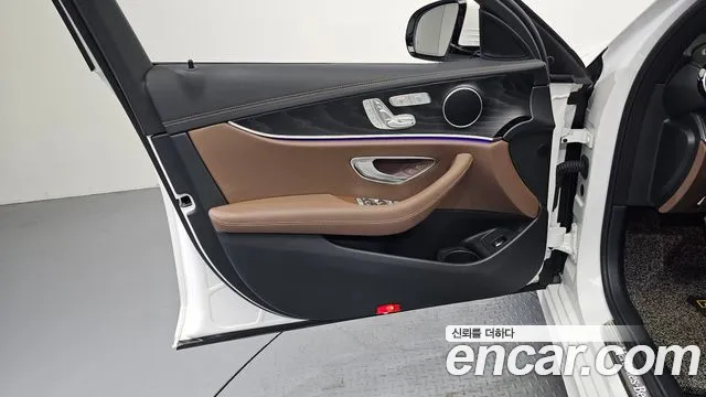 Mercedes-Benz E-Class — Фото автомобиля 20
