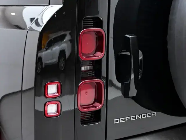 Land Rover Defender — Фото автомобиля 11