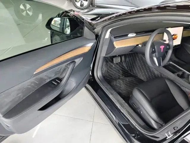 Tesla Model 3 — Фото автомобиля 15