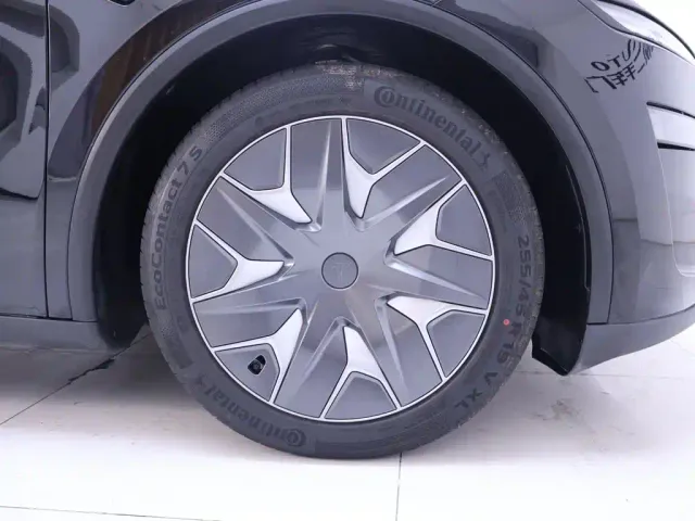 Tesla Model Y L — Фото автомобиля 6