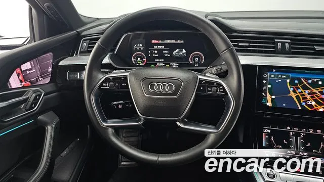 Audi e-tron — Фото автомобиля 13