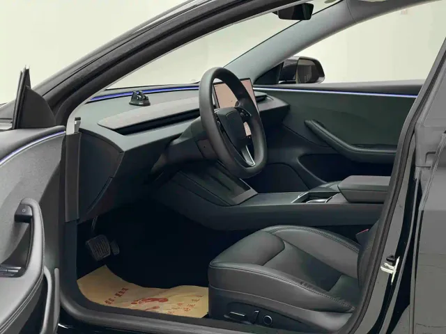 Tesla Model 3 — Фото автомобиля 5