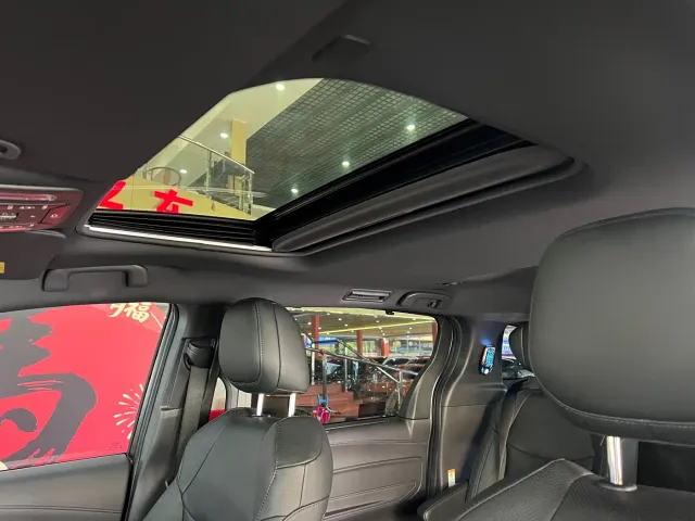 Toyota Sienna — Фото автомобиля 13