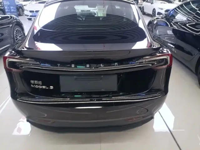Tesla Model 3 — Фото автомобиля 5