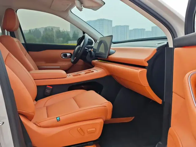 Leapmotor C10 — Фото автомобиля 6