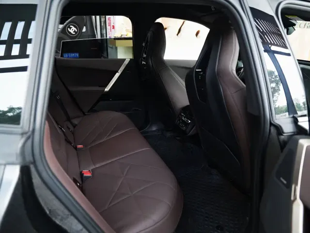 BMW iX — Фото автомобиля 11