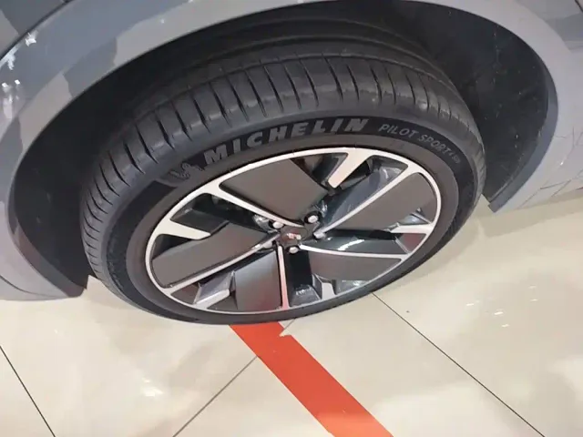 Li Auto L7 — Фото автомобиля 22