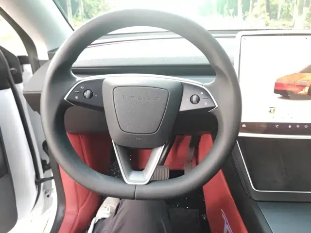 Tesla Model Y — Фото автомобиля 15