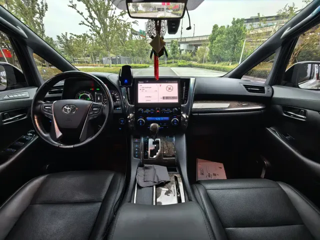 Toyota Alphard — Фото автомобиля 8