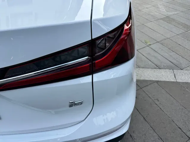 Roewe i5 — Фото автомобиля 12