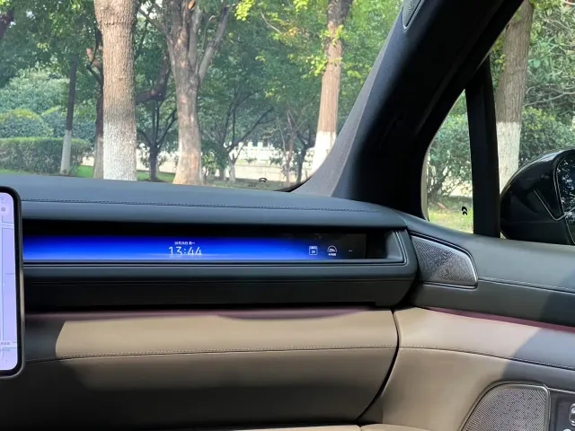 Nio ES8 — Фото автомобиля 21
