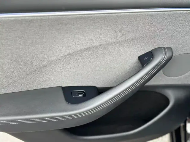 Tesla Model 3 — Фото автомобиля 11