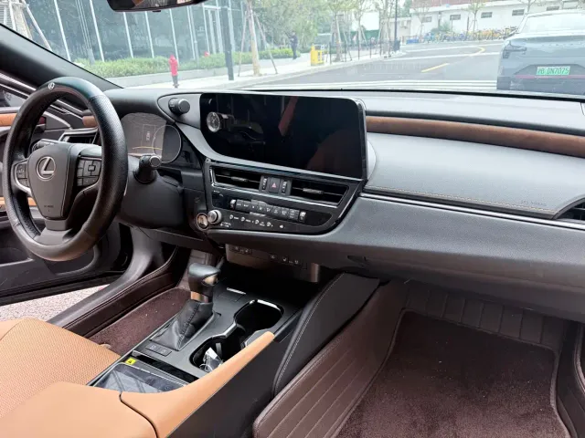 Lexus ES — Фото автомобиля 9