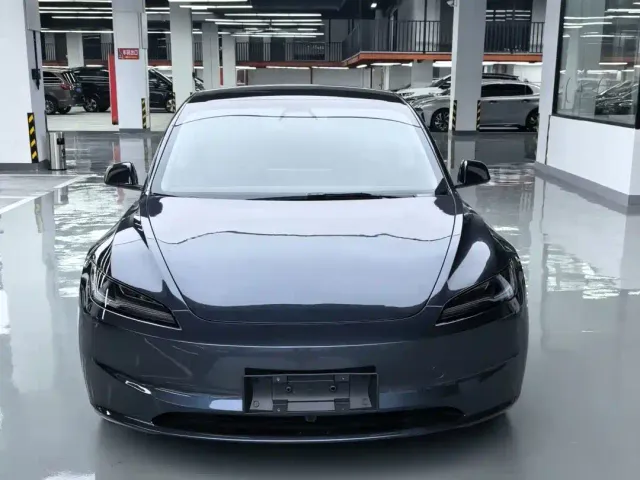 Tesla Model 3 — Фото автомобиля 2