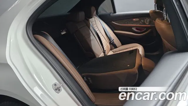 Mercedes-Benz E-Class — Фото автомобиля 19
