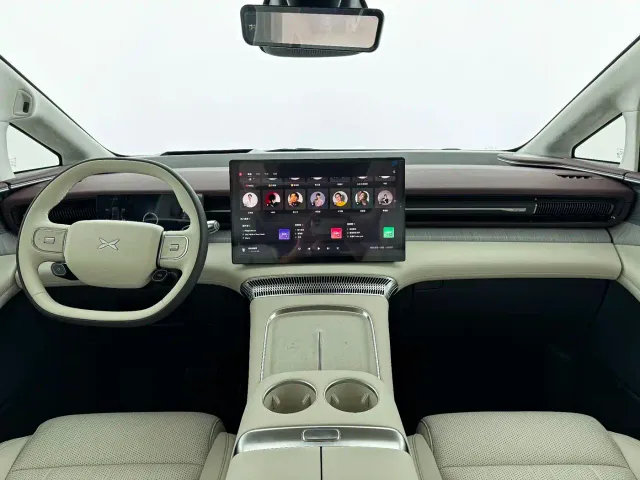 Xpeng X9 — Фото автомобиля 11
