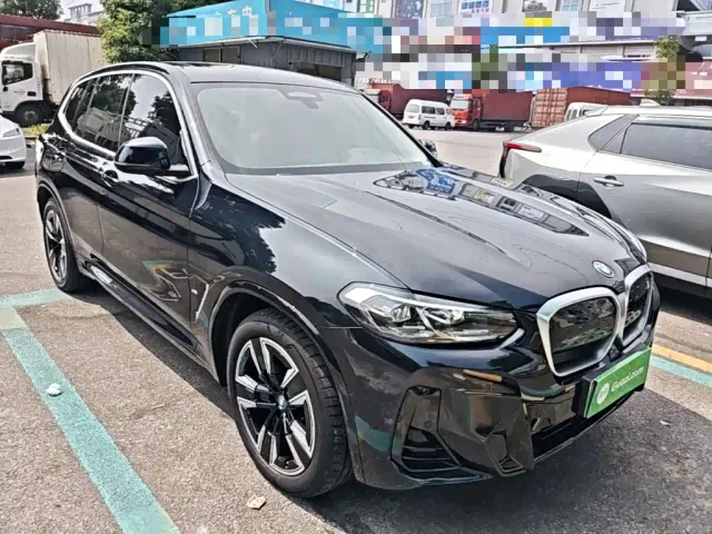 BMW iX3 — Фото автомобиля 3