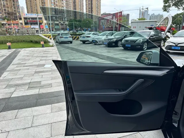 Tesla Model Y — Фото автомобиля 26