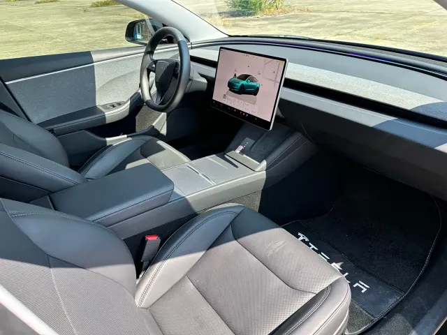 Tesla Model 3 — Фото автомобиля 13