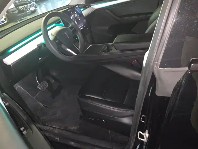 Tesla Model Y — Фото автомобиля 9