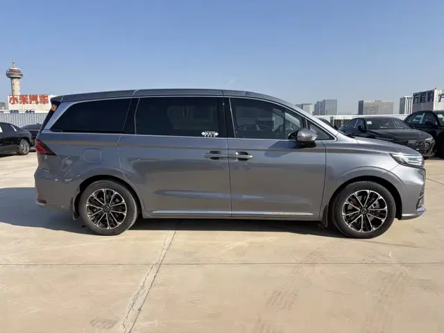 Roewe iMAX8 — Фото автомобиля 5