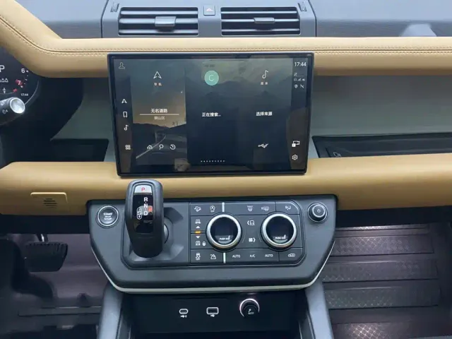 Land Rover Defender — Фото автомобиля 20