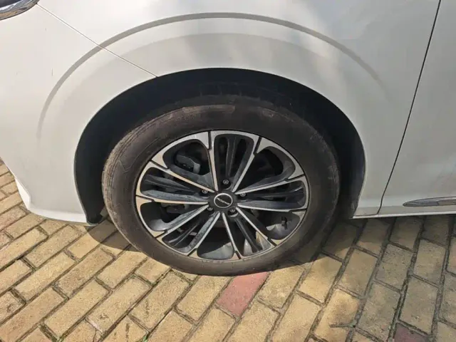 Roewe iMAX8 — Фото автомобиля 22