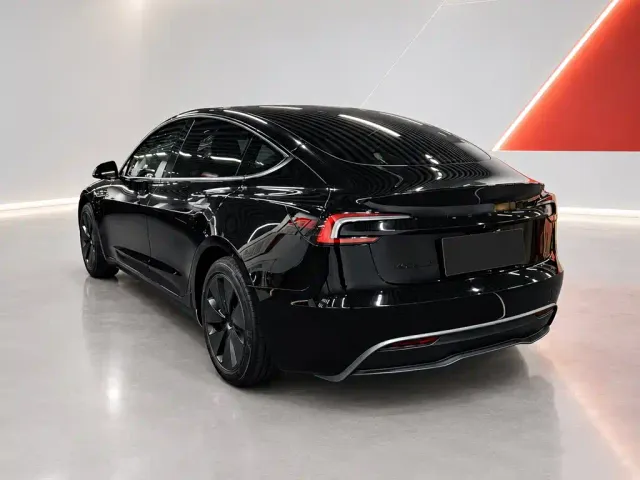 Tesla Model 3 — Фото автомобиля 4