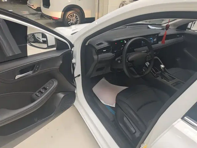 Roewe i5 — Фото автомобиля 15