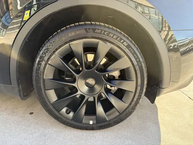Tesla Model Y — Фото автомобиля 9