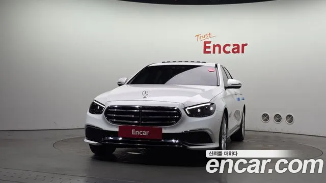 Mercedes-Benz E-Class — Фото автомобиля 3