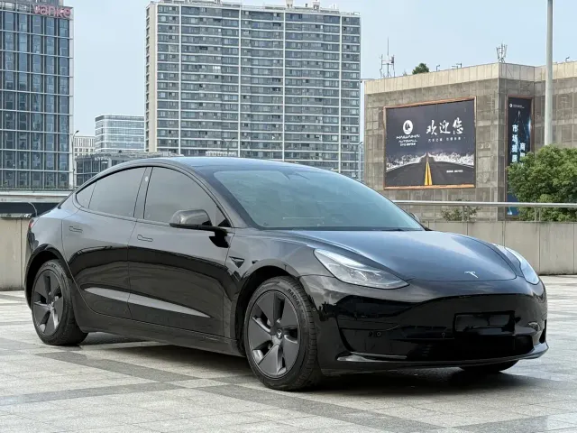 Tesla Model 3 — Фото автомобиля 3