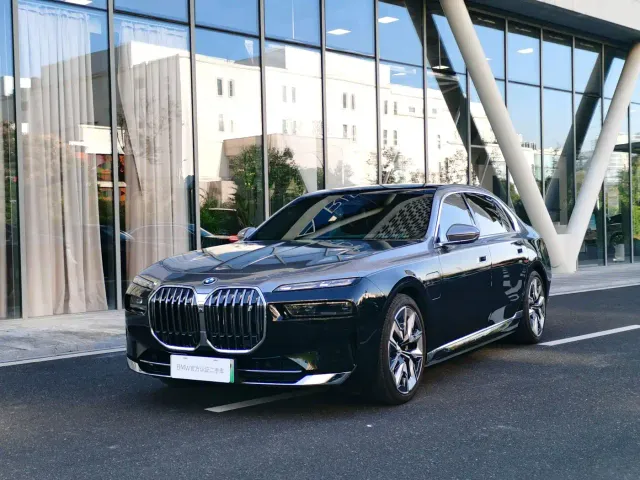 Фотография автомобиля — BMW i7