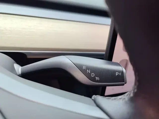 Tesla Model Y — Фото автомобиля 13