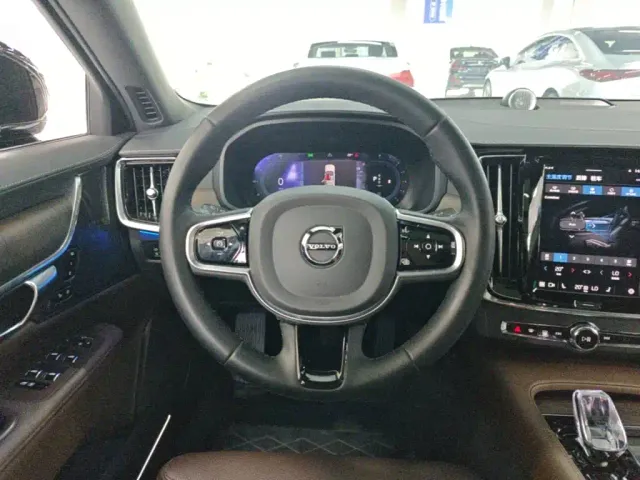 Volvo S90 — Фото автомобиля 10