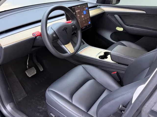 Tesla Model Y — Фото автомобиля 9