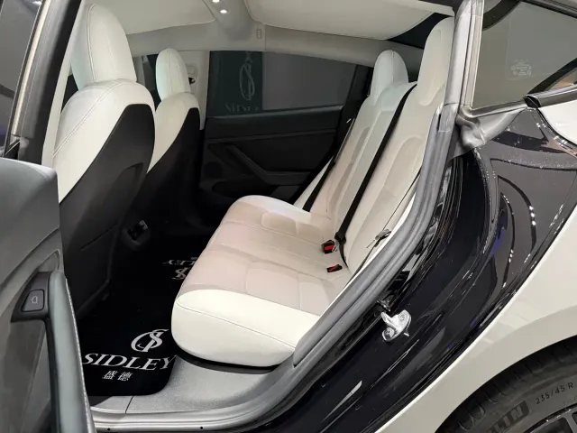 Tesla Model 3 — Фото автомобиля 12