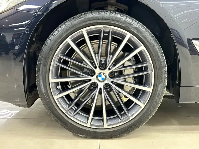 BMW 5 Series — Фото автомобиля 23