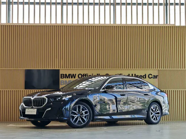 Фотография автомобиля — BMW i5