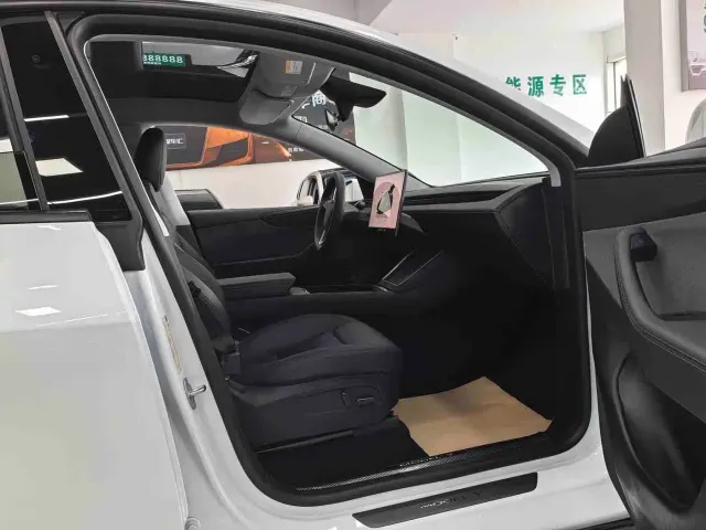 Tesla Model Y — Фото автомобиля 7