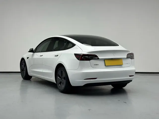Tesla Model 3 — Фото автомобиля 18