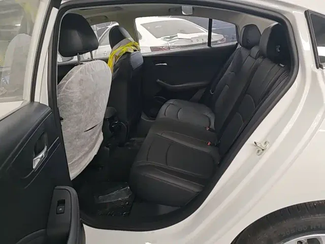 Roewe i5 — Фото автомобиля 16