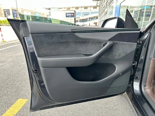 Tesla Model Y — Фото автомобиля 25