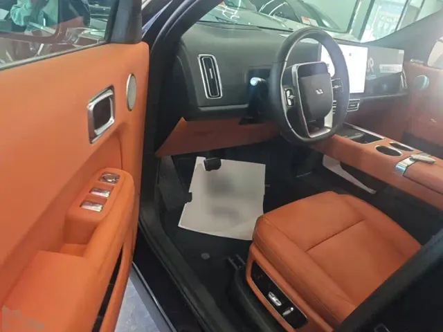Li Auto L8 — Фото автомобиля 15
