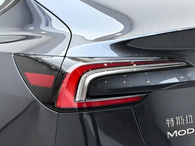 Tesla Model 3 — Фото автомобиля 10