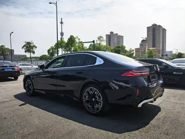 BMW 5 Series — Фото автомобиля 8